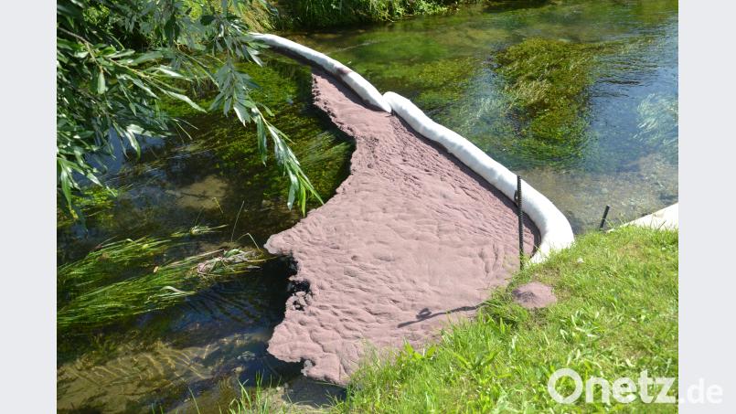 Massive Ölsperren setzte die Rosenberger Feuer in den Rosenbach ein. Bild: ge