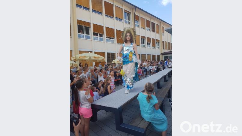 Modenschau im Innenhof. Am Laufsteg präsentierten die Schülerinnen der achten und elften Klasse ihre eigenen entworfenen Unikate. lkn