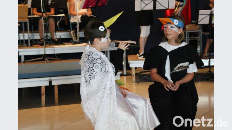 Amsel und Drossel gaben ein schönes Brautpaar für die Vogelhochzeit ab. ads