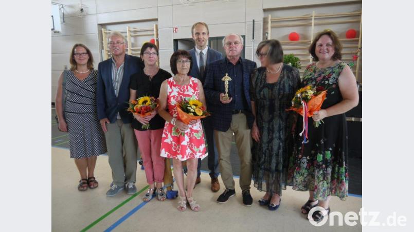 Rektor Peter Plößl, der seinen Oscar in den Händen hält, Lehrerin Gudrun Sandig (Dritte von links) und Sekretärin Anita Hausmann (Vierte von links) verabschieden sich aus der Jahnschule. Im Bild auch Angehörige der Ruheständler, Schulrat Stephan Tischer (Fünfter von links) und die künftige Schulleiterin Andrea Dechant (rechts). hka