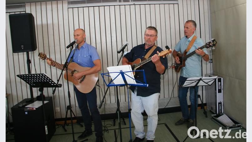 Die Lehrerband Toni Vogl, Martin Betz und Hans Gebhard (von links) – seit neuestem „The Teachers“ genannt - spielte in den Redepausen. wro