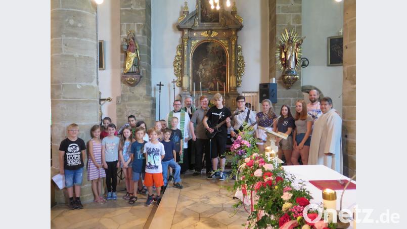 Die beiden Geistlichen Konrad Amschl und Dirk Grafe danken dem Schulchor (Klasse 5b), der Schulband und den Drittklässlern für die schöne Gestaltung des Schulabschlussgottesdienstes. jzk