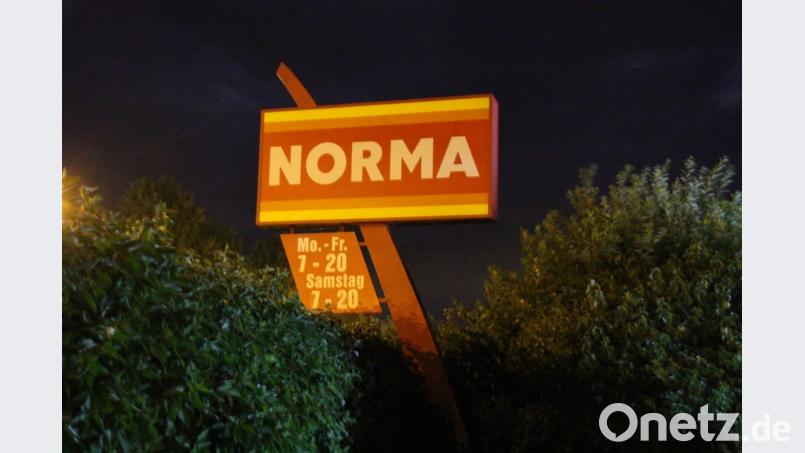 In einem Discounter hat ein Unbekannter zwei Frauen um Bargeld erpresst. Alexander Auer