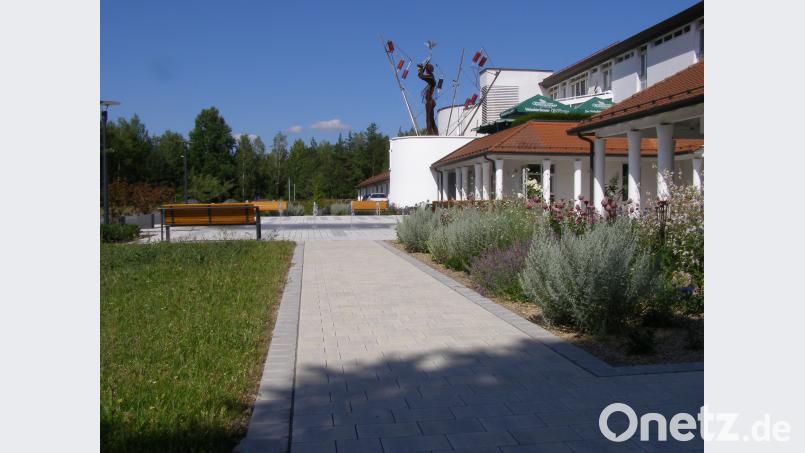 "Das Äußere passt zum Inneren", lobt Landrat Wolfgang Lippert die neu gestalteten Anlagen rund ums Sibyllenbad, im Bild die Promenade an der Südseite des Kurmittelhauses . pz