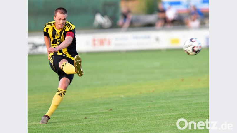Johannes Renner nimmt Maß und trifft: Mit einem herrlichen Freistoßtor in den Winkel schoss der Kapitän der SV Grafenwöhr seine Mannschaft zum 3:2-Heimsieg über die SpVgg Schirmitz. Alfred Schwarzmeier