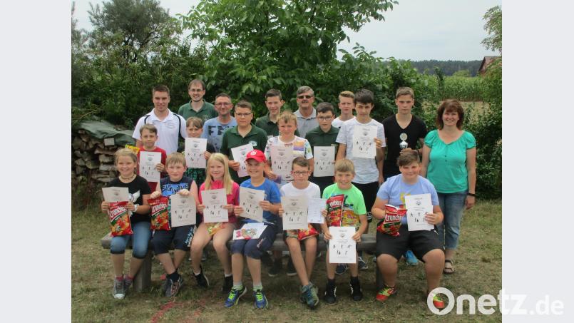 Bei der zweiten Gaujugend-Oolympiade des Schützengaus Nabburg hatten alle Teilnehmer viel Spaß, und alle erhielten Pokale und kleine Preise . Gaujugendleiter Andreas Wilhelm und Stefan Gradl ( stehend hinten links ) stellten ein klasse Programm für die Gaujugend zusammen. slh