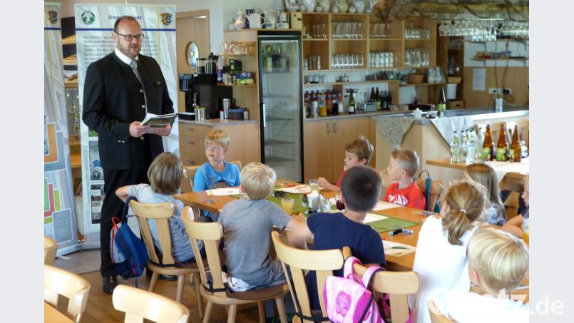 Landrat Andreas Meier freut sich für die kleinen Autoren. fsb