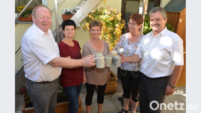 Das 120-jährige Behringer-Brauerei-Jubiläum wird groß gefeiert. Dazu gibt es sogar ein eigens gebrautes historisches Jubiläums-Weißbier. Braumeister Maximilian Hösl, Nicole und Ingrid Albrecht, Wirtin Alexandra Dobner und Schirmherr Andreas Wutzlhofer (von links nach rechts) probieren den historischen Weißbiertrunk. dob