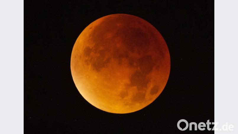 Bei einer Mondfinsternis leuchtet der Mond kupferfarben, manche sagen auch &quot;Blutmond&quot; zu ihm. dpa