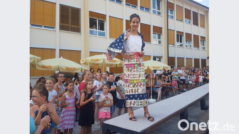 Modenschau im Innenhof. Am Laufsteg präsentierten die Schülerinnen der achten und elften Klasse ihre eigenen entworfenen Unikate. lkn