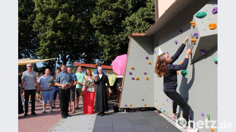 Mia Baumann bricht zur Erstbesteigung der Boulderwand an der Auerbacher Realschule auf. cs