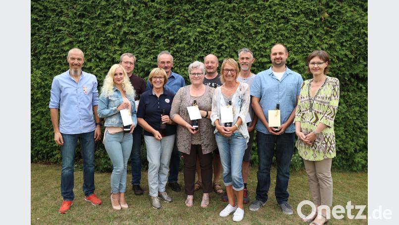 Inhaber Herbert Manz (links) und seine Gattin Marion (rechts) mit den langjährigen Mitarbeitern des VW- und Audi-Autohauses Manz in Schwarzenfeld. exb