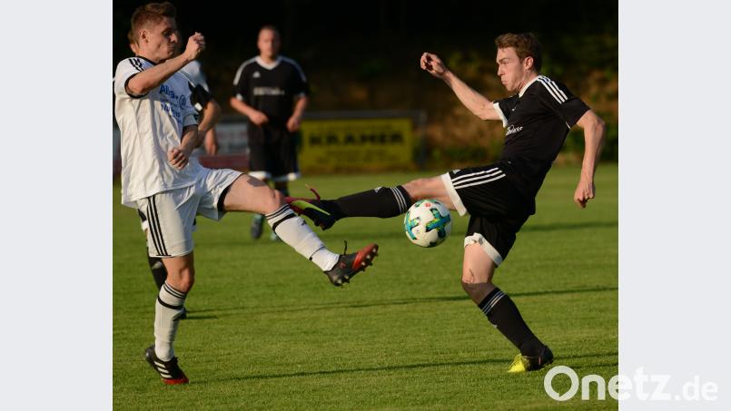 An der Grenze zum hohen Bein: Der Schwarzhofener Manuel Zäch (links) und Fabian Frank vom FC OVI-Teunz wollen unbedingt den Ball erobern. Im Duell zwischen dem FC OVI-Teunz und dem SV Schwarzhofen gab es am Freitagabend eine Punkteteilung. HAM