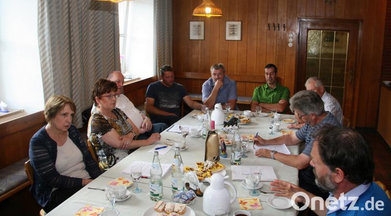 ARGE Fisch Vorsitzender Thomas Beer aus Kleinnsterz (vorne rechts) betonte: „Der Biber verursacht Ärger und Kosten.“ Gefährdet jedoch sei er längst nicht mehr. wro