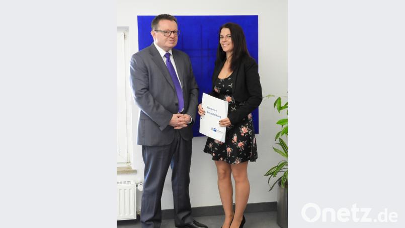 Erich Bauer, Geschäftsführer des Überbetrieblichen Bildungszentrums in Ostbayern, gratuliert Lisa Heinz zum guten Abschluss der Umschulung. exb