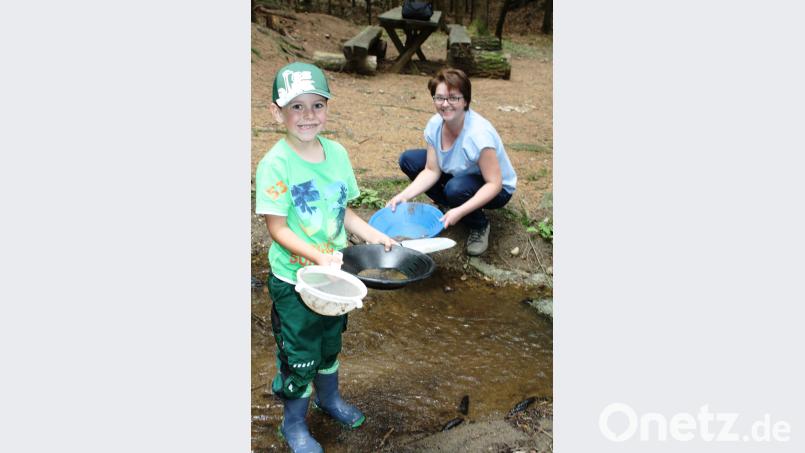 Schaufel, Waschpfanne und Sieb sind die ideale Ausstattung für einen jungen Goldwäscher. lg