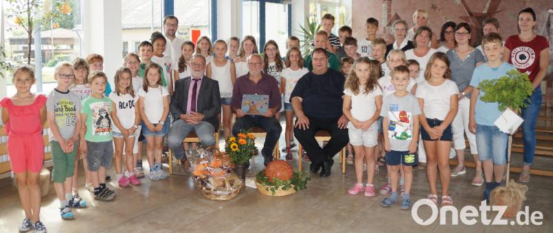 Rektor Norbert Simeth (vordere Reihe Mitte) nahm den Dank und die Zukunftswünsche der Schulfamilie, von Bürgermeister Johann Graßl (vordere Reihe links) und Pfarrer Markus Urban (vordere Reihe rechts) entgegen. Lehrerin Monika Hödl (hintere Reihe Fünfte von rechts) gestaltete mit den Kindern eine würdige Abschiedsfeier. weu