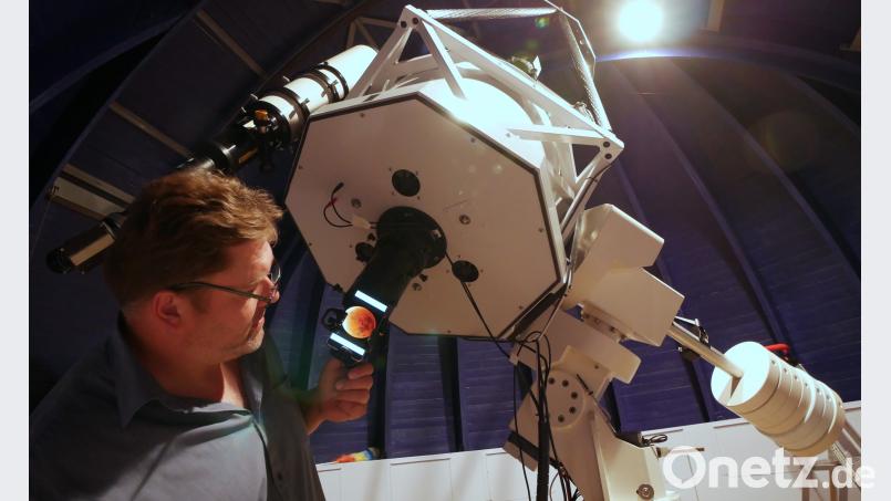 Am Freitag haben die Besucher der Sternwarte die Möglichkeit mit ihrem eigenen Smartphone die totale Mondfinsternis durch das große Teleskop zu fotografieren. tr