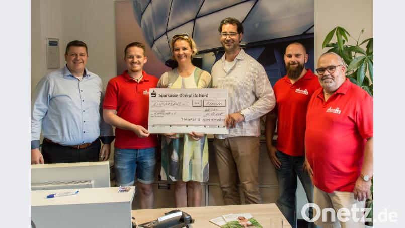 Der Erlös aus dem Torwandschießen kommt dem Verein Karolina e.V. zugute. Bei der Spendenübergabe freuen sich Heiko Hering, Allianz Agentur Schirmitz, Alexander Wenzel (D`Weidna), Tina und Ralf Kiener (Karolina e.V), Dennis Jähring und Rüdiger Jähring. exb