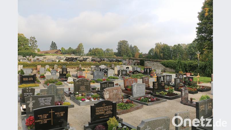 Eine „Hausaufgabe“ für die Sommerpause: Für die geplante Urnenanlage im Friedhof bat Bürgermeister Gottfried Härtl die einzelnen Fraktionen um Vorschläge, hinsichtlich der späteren Aufmachung und Ausstattung. bsc