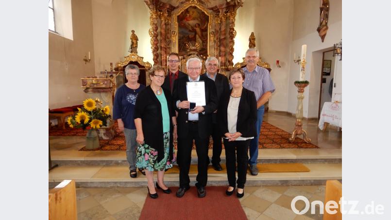 Zusammen mit Gattin Maria (links) freute sich Alois Baumer über die Auszeichnung mit der Bischof-Johann-Michael-Sailer-Medaille. bej