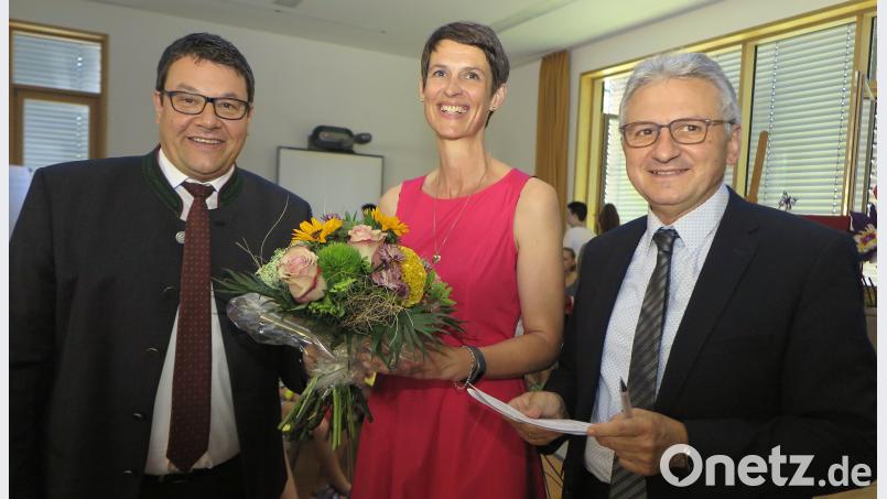 Bürgermeister Thomas Falter (links) und Schulleiter Gerharf Süß (rechts) verabschiedeten Konrektorin Susanne Muffert. (Mitte) Bild: Hirsch Hirsch