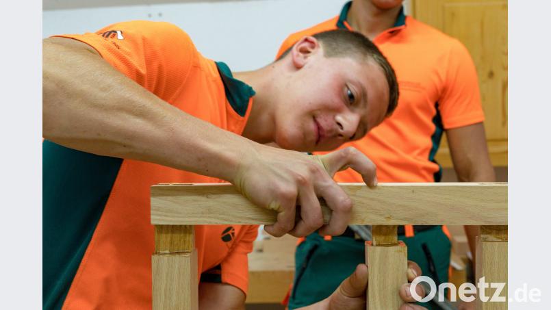 Aber genau! Azubi Jonas Plessgott montiert den Unterbau für die Holzbänke. exb