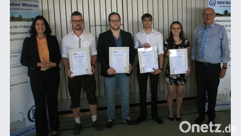 Der IGZ Förderpreis ist Anerkennung und Lob für herausragenden Leistungen. Petra Zimmermann überreichte die mit Geldpreisen dotierte Auszeichnung an Sebastian Kies, Markus Jedczeck, Heiko Böhnke und Johanna Donenko (von links). Dr. Hermann Körner gratulierte im Namen der EDV-Schulen. wro