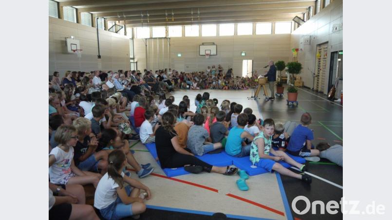 Die große Schulfamilie verabschiedete ihren Rektor in den Ruhestand. hka