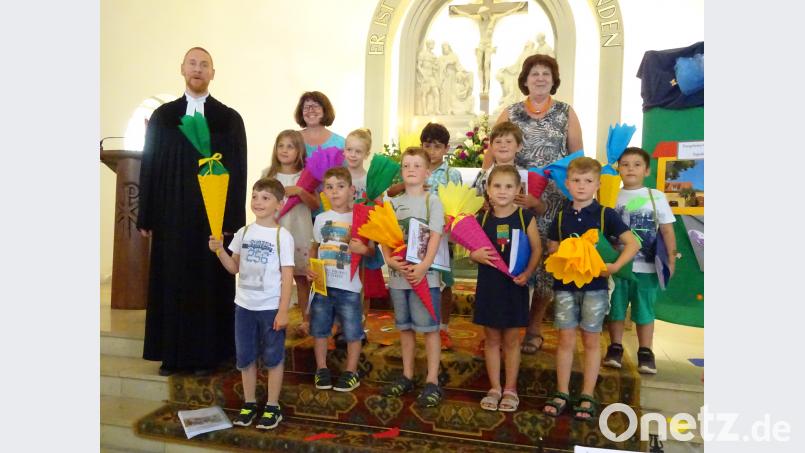 Ab September sind die Vorschulkinder des Regenbogen-Kindergartens frische ABC-Schützen. Jetzt wurden sie in einem Gottesdienst mit Pfarrer Christoph Zeh (links) verabschiedet. Mit auf dem Foto Kindergartenleiterin Brunhilde Minnich (hinten rechts). njn