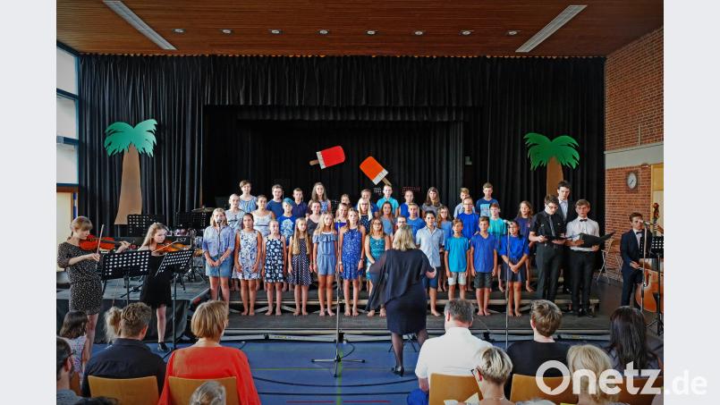 Der Chor der sechsten Klassen erfreute mit der "Perfekten Welle". Bild: twi