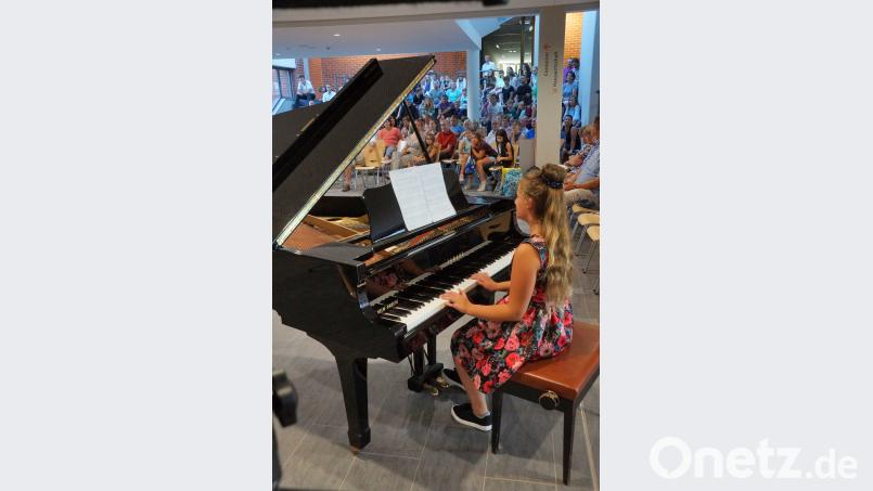 „Streets of London“, gespielt von Xenia Birkenstock (6c) am Flügel. exb