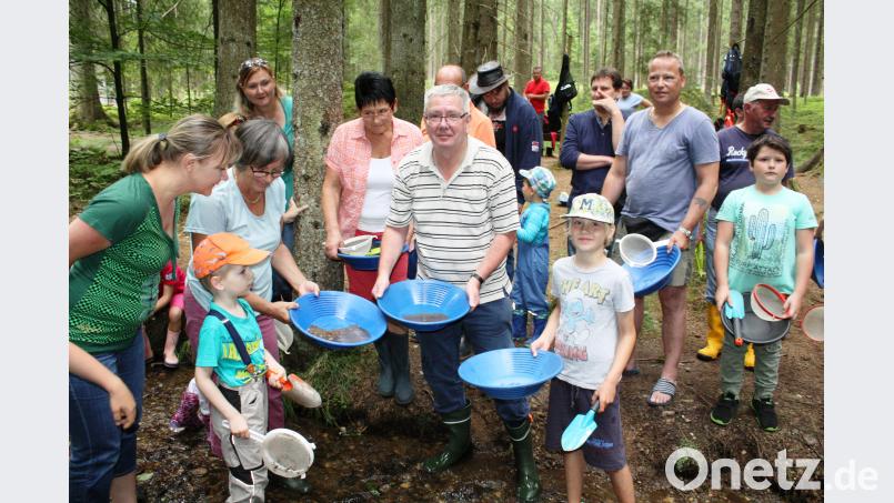 Schaufel, Waschpfanne und Sieb sind die ideale Ausstattung für einen jungen Goldwäscher. lg