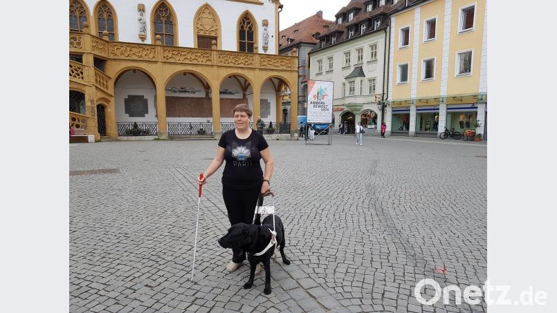 Jonna Mononen und ihr Blindenhund Ike fühlen sich in Amberg wohl. Miriam Wittich