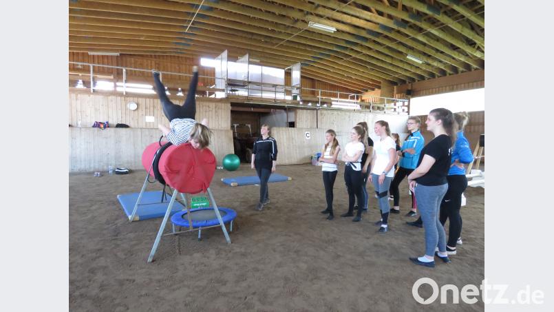 Bevor das Training am Pferd beginnen, müssen die Mädchen auf dem Holzbock Trockenübungen absolvieren. Trainerin Lena Dostler (Zweite von links) korrigiert jeden kleinen Bewegungsfehler und ermahnt zur Disziplin. ubb