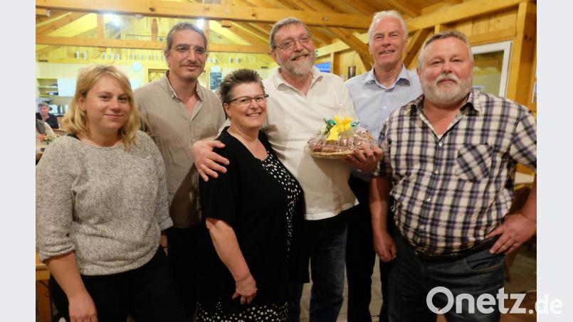 Diesen Sommer sollen die archäologischen Grabungen in Dietstätt, Gemeinde Schwarzach b. Nabburg, beendet werden. Nach dem Vortrag überreichte Vorsitzende des „Johanniverein zur Dokumentation slawischer Besiedelung“, Sabine Stangl (Mitte), einen Brotzeiteller mit heimischen Erzeugnissen an Professor Dr. Erik Szameit, Universität Wien. Im Bild (von rechts) Ortsheimatpfleger Heinrich Schwarz und Landratsstellvertreter Arnold Kimmerl sowie die Studierenden (von links) Jennifer Portschy und Numa Stamm. Bild: ohr