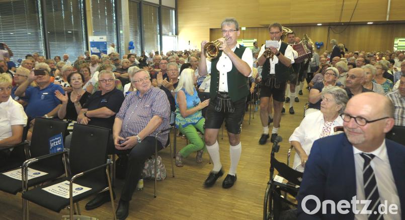Auftakt mit Schwung: Blasmusik gab es zu Beginn der VdK-Großkundgebung in der Neunburger Schwarzachtalhalle zu hören. Bild: Hirsch