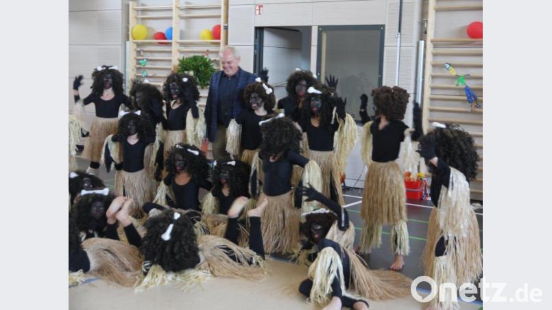 Bei "Africa" holte die Tanz AG den Rektor zum mitmachen. hka