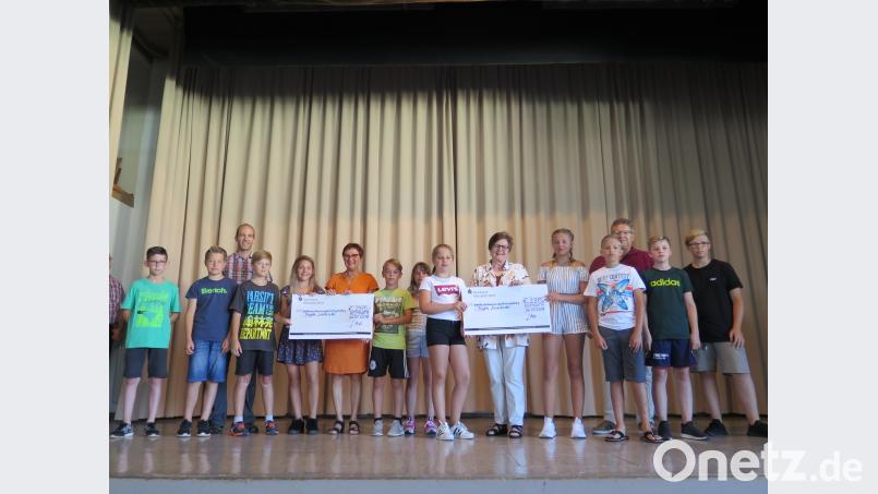 Die ersten und zweiten Klassensprecher der fünften und sechsten Klassen überreichen Edith Lippert und Dr. Annemarie Schraml (von links) je einen Spendenscheck über 2975 Euro. jzk