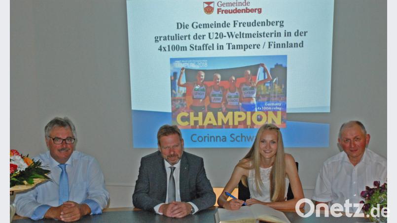 Corinna Schwab trägt sich ins Goldene Buch ein mit (von links) 3. Bürgermeister Benno Schißlbauer, 1. Bürgermeister Alwin Märkl und 2. Bürgermeister Franz Weiß. sche