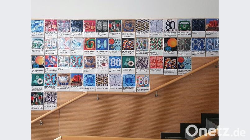 Kreativ gestalteten die Schüler der Kunstkurse ihre Plakate zum Thema „80 Jahre Carl-Friedrich-Gauß-Gymnasium“. An der Wand des Treppenaufgangs in der Aula konnte man diese 80 verschiedenen Varianten betrachten. lkn