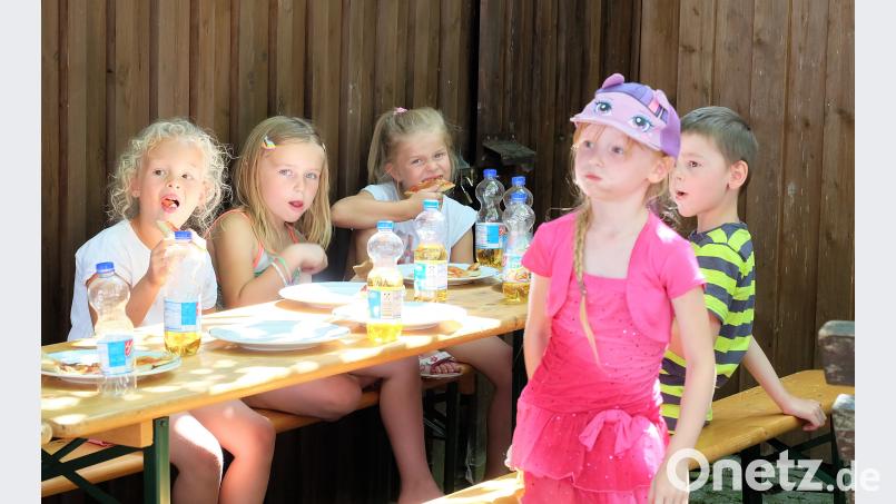 Nach dem Beten und Basteln lassen sich die Buben und Mädchen selbstbelegte Pizzen schmecken. wlr