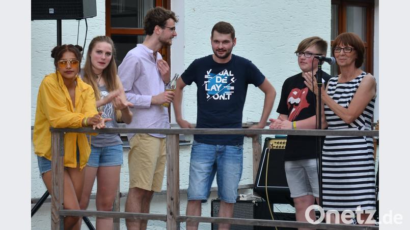 Bürgermeisterin Margit Kirzinger (rechts) applaudiert Emmi Leo, Christine Licha, Paul Hüttl, Sebastian Voit und Roland Müller (von links). fjo