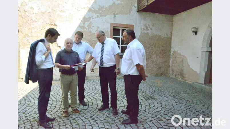 Architekt Rudi Meißner (2. von links) und Bürgermeister Josef Beimler (rechs) stellen CSU-Kreistagsvorsitzenden und Landtagskanditat Stephan Oetzinger (links), Bezirksheimatpfleger Dr. Tobias Appl (3. von links) und Bezirkstagsvizepräsident Lothar Höher (2. von rechts) die Planung für die Saniierung des Lobkowitzschlosses vor. bey