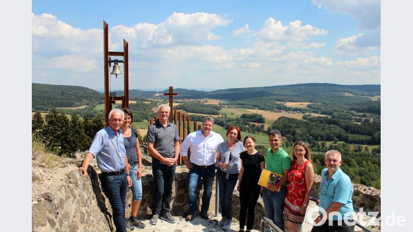 SPD-Landtagskandidatin Jutta Deiml (Mitte) hat Bundestagsabgeordneten Carsten Träger (Vierter von links) eingeladen, um sich den Schlossberg und den EWILPA anzuschauen. stg