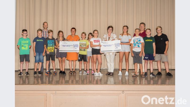 Die ersten und zweiten Klassensprecher der fünften und sechsten Klassen überreichten Edith Lippert und Dr. Annemarie Schraml (von links) je einen Spendenscheck über 2975 Euro. jzk