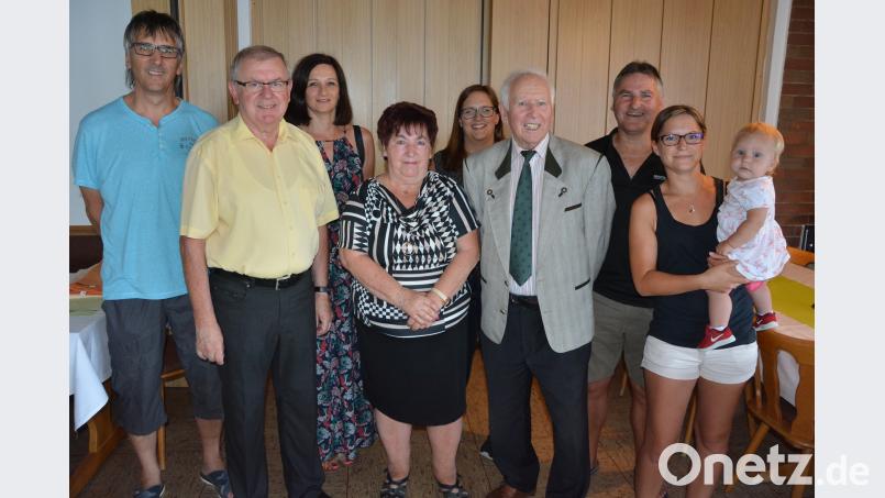 Viele Glückwünsche gab es für Betty Köstler (Mitte). Mit im Bild (von links) Sohn Wolfgang, Bürgermeister Ernst Neumann, Schwiegertochter Martina, Enkelin Carina, Ehemann Rudolf, Sohn Horst, Enkelin Sandra und die einjährige Urenkelin Sophia. jr