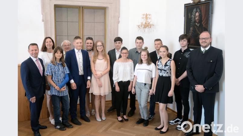 Viel Lob holen sich die besten Quali-Absolventen bei Gerhard Hösl (Sparkasse Neustadt), Schulrätin Elisabeth Junkawitsch, Stadtrat Alois Schinabeck und Landrat Andreas Meier ab. Gabi Schönberger