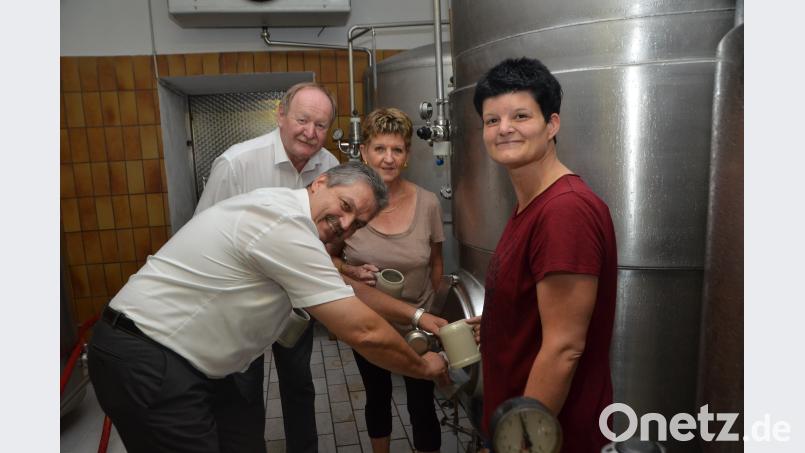 Das 120-jährige Behringer-Brauerei-Jubiläum wird am ersten Augustwochenende groß gefeiert. Dazu gibt es sogar ein eigens von Braumeister Maximilian Hösl (links) gebrautes historisches Jubiläums-Weißbier. Schirmherr Andreas Wutzlhofer durfte die erste Probehalbe aus dem "Zwickl" zapfen. Seniorchefin Ingrid Albrecht und Tochter Nicole dob