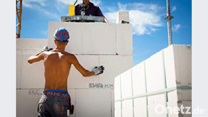 „Bausünde“ einmal anders: Wer mit freiem Oberkörper arbeitet, riskiert nicht nur einen Sonnenbrand, sondern auch Hautkrebs. Bild: exb